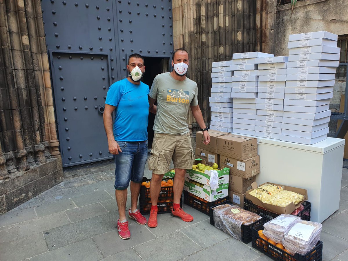 CuinaEmpordanet's tweet photo. 📣 Avui, un cop més, des del col·lectiu La Cuina de l'Empordanet hem aportat el nostre granet de sorra col·laborant amb Arrels Fundació, aportant aliments a persones sense llar i amb dificultat per aconseguir-los 😔 

#cuinadelempordanet #iniciativa #solidaritat #compromís https://t.co/B6X5ohY9Ax