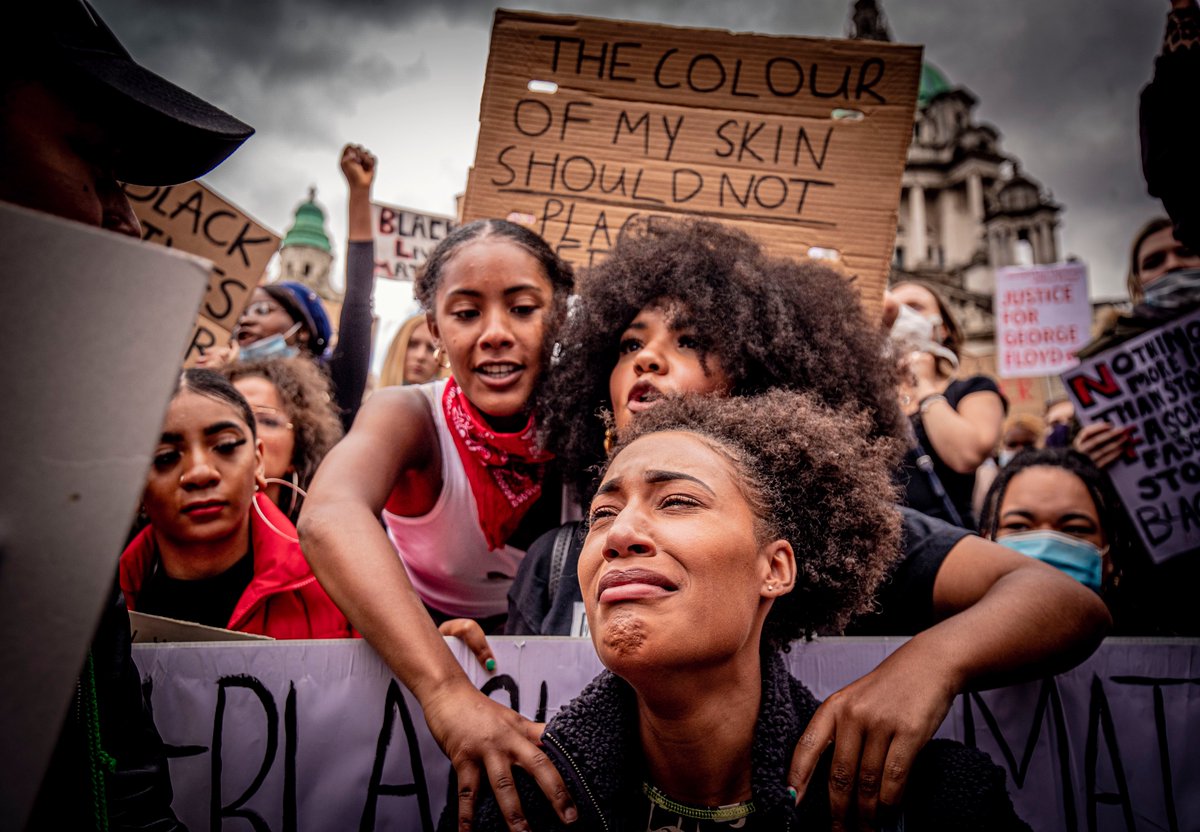 Kscott_94's tweet image. Possibly the most striking images I have taken in my 8 years behind the lens. Absolute scenes here in Belfast, Northern Ireland as over 1000 protesters take to the streets for George Floyd #GeorgeFloyd #BLMBELFAST2020 @BelTel