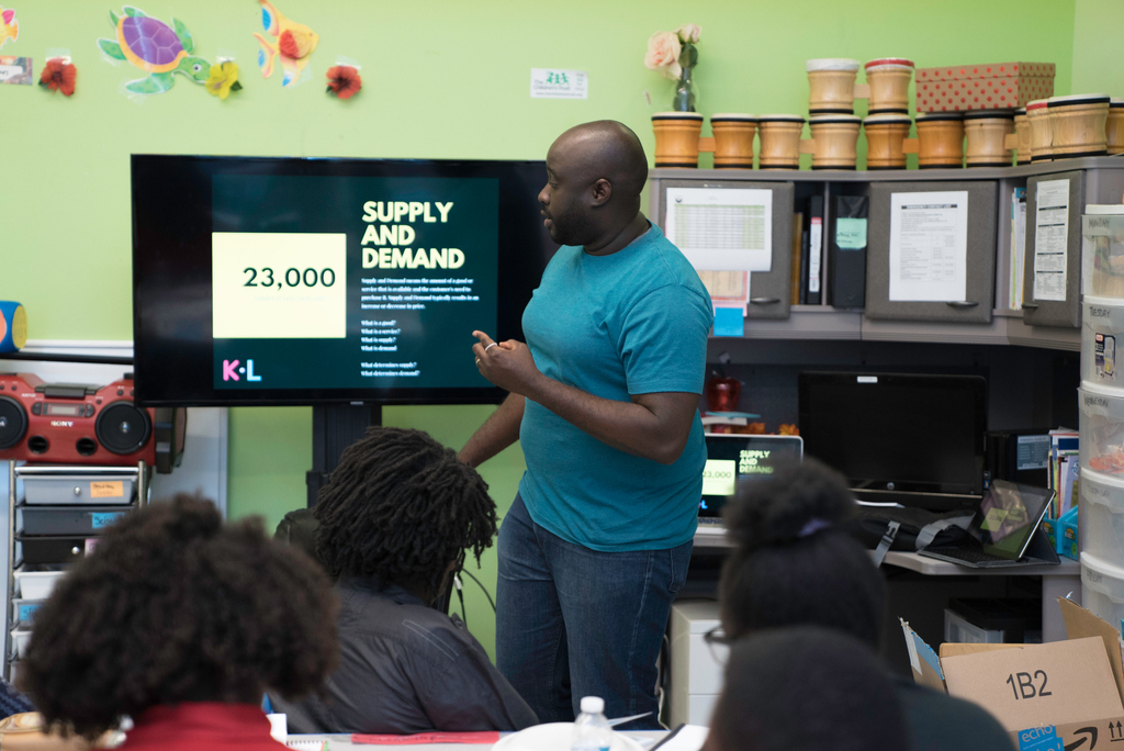KidpreneurLife's tweet photo. Our Founder @Judepaul, loves engaging with his students at our workshops! It's important that people are always able to see first hand the person behind the business or product. 

#Kidpreneurlife #KidCEO #Kidmogul https://t.co/z7H6RQEHJf