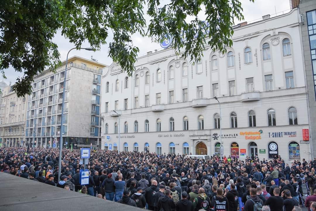 u1tramir's tweet photo. Вы наверняка уже слышали, что на днях в Венгрии цыгане убили двух молодых фанатов Уйп��шта. Все венгерские движи провели многотысячный марш протеста. Также акции и баннеры в поддержку убитых вывешивают фэны на многих матчах. https://t.co/DjqTr7WvbW