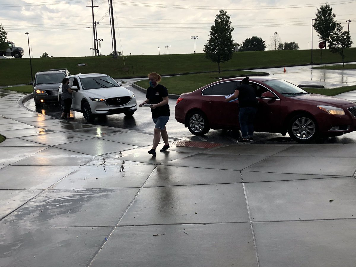 ERMMustangs's tweet photo. Even in the rain, the dedicated staff of Martin help with iPad collection! https://t.co/iGbA4Jo6tO