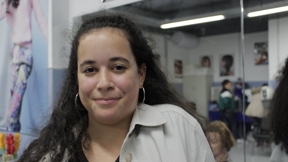 ResFloraTristan's tweet photo. Conoció la Flora Tristán en un pequeño anuncio en un periódico. Ni su padre creyó que existiera una residencia como la nuestra. Ha sido su primera experiencia lejos de su casa y su familia. ¡Sigue formándote y creciendo así Antonia!#MadeInFlora https://t.co/ccotB2Umej https://t.co/j2haKh4gie