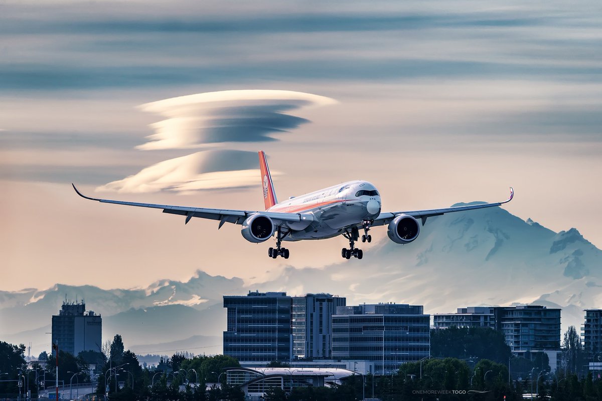 An early morning arrival of Sichuan Airlines #AirbusA350 at @yvrairport, featuring Mt. Baker and an interesting cloud! Anyone know what type of cloud that is? 🤔 #sichuanairlines #yvr