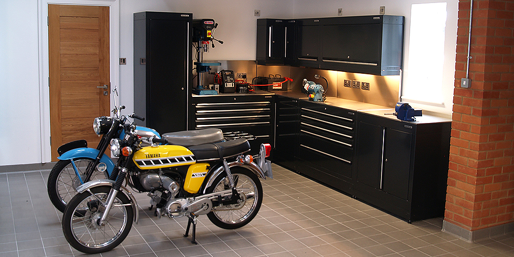 dura_garages's tweet photo. Tinkering with your bike in the garage doesn’t need to be a messy affair! 🏍️🔧Look at this beautifully organised home workshop! Download our brochure for further ideas > https://t.co/iEsuZO0uxP
#duragarages #modularcabinets #homeworkshop #garageinteriors #yamahabikes #fathersday https://t.co/PBcCH97Vwe