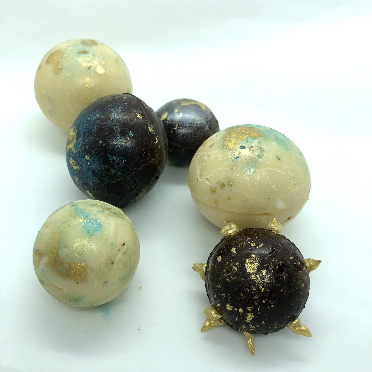 Handmade chocolate spheres containing a hidden message and sweet treats and handmade lemon oil truffles atop a hand painted cake. It’s on my bake bucket list to make this containing a hidden engagement ring /request , so if that’s you or anyone you know then PLEASE get in touch🌱