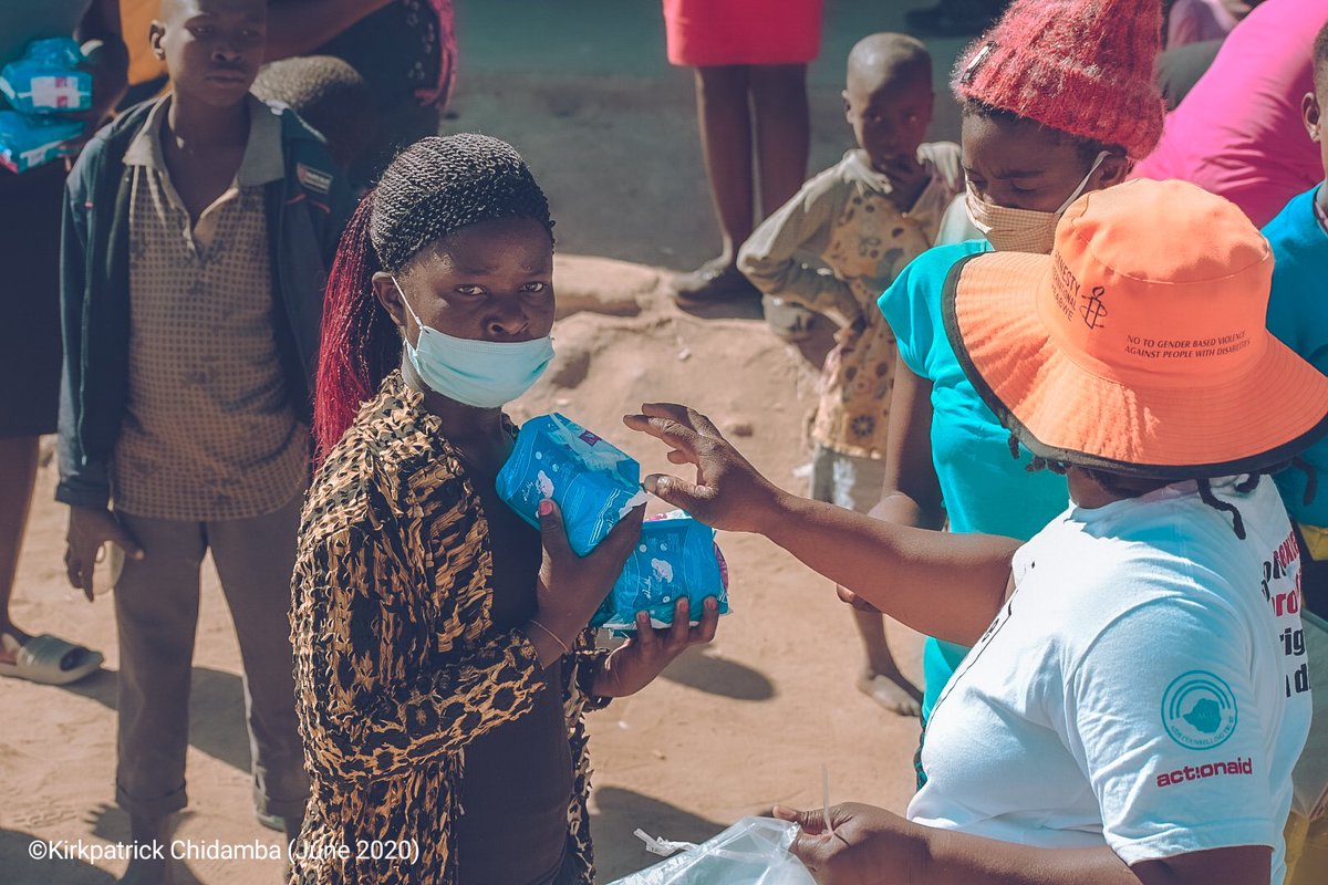 PachotoTribe's tweet image. Today we were in Hopley celebrating menstrual hygiene day. With the help of our community champions we distributed sanitary pads to young girls and women. Read more about our #HappyFlowCampaign here : katswesistahood.net/category/happy…

#ensureperioddignity