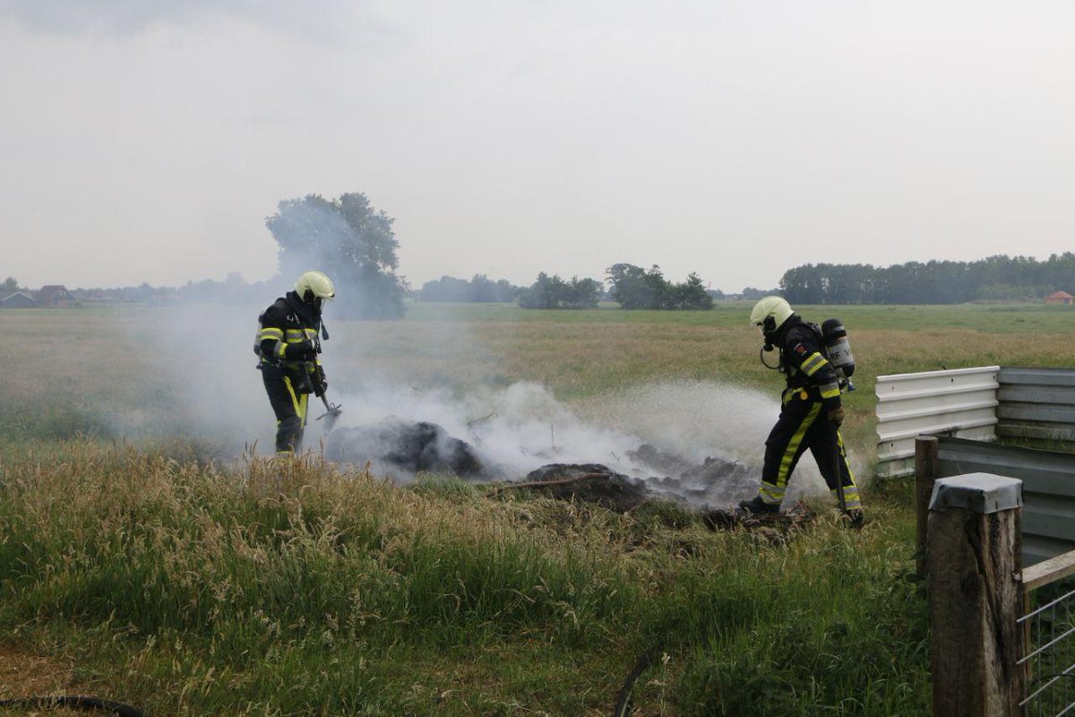 Brandende gedroogde gras geblust door brandweer in Sintjohannesga - #Friesland -..