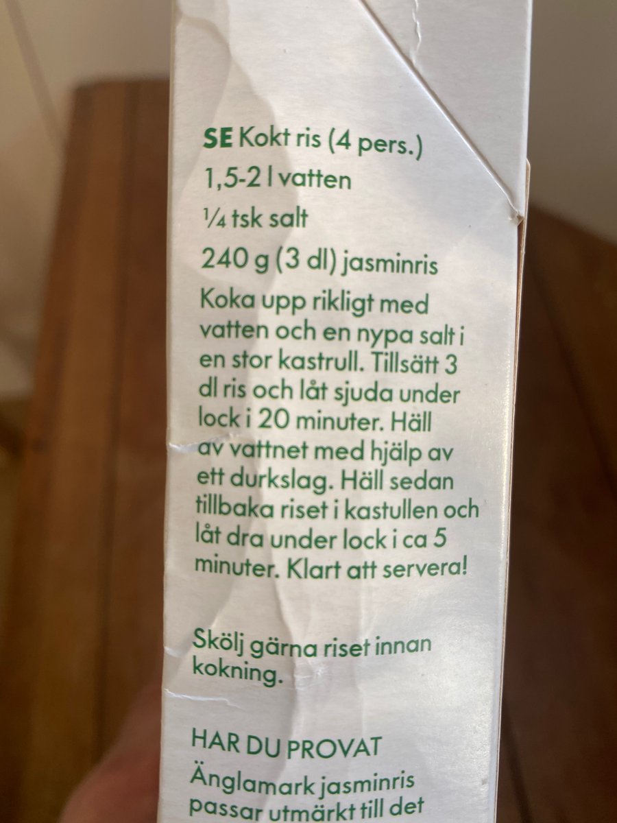 Instructions for 3dl rice for 4 people in 3 countries: 
Norway : 5dl water, simmer for 15min. Denmark: 5dl water, simmer 10 min. Sweden:, 15-20 dl water, simmer 20 min! 🤔