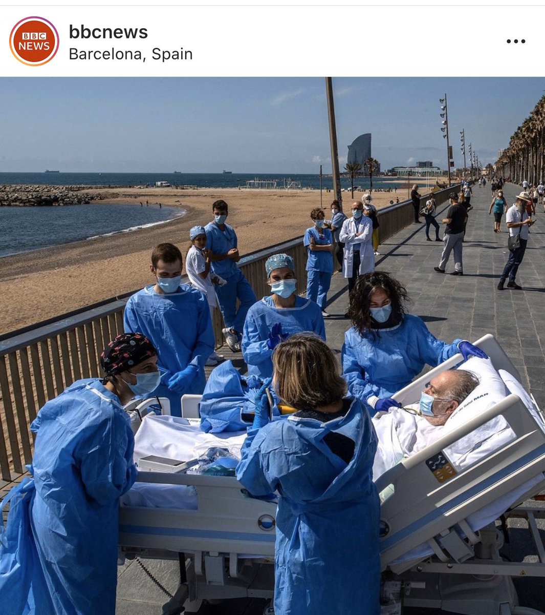 gad_media's tweet photo. Fantastiska bilder från Spanien. Covidpatienter rullas över gatan från sjukhuset så de får titta på havet och fåglarna som flyger fritt. ❤️ Foto David Ramos https://t.co/R6cfxhh3nw