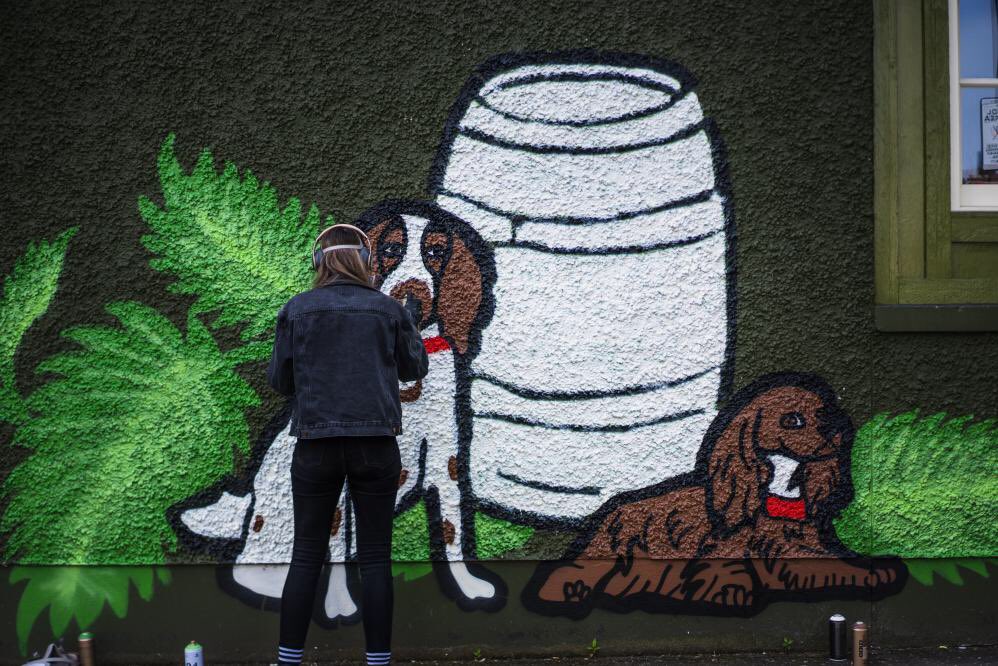 I wouldn’t be a massive fan of “art” as such, but I do love a good pub mural.<a href="/PowersWhiskeyNI/">Powers Whiskey (NI)</a> teamed up with Belfast’s #TheJeggyNettle and artist Danni Simpson for this beautiful celebration of #friendsdogsandwhiskey.I look forward to visiting &amp; enjoying the company of all three