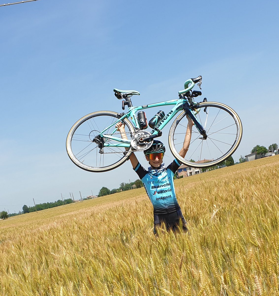 "Il sorriso non lo perder mai qualunque cosa ti accada"
Freedom is in the hair 💫
Happy #worldbikeday2020  
<a href="/BianchiOfficial/">Bianchi Official</a>