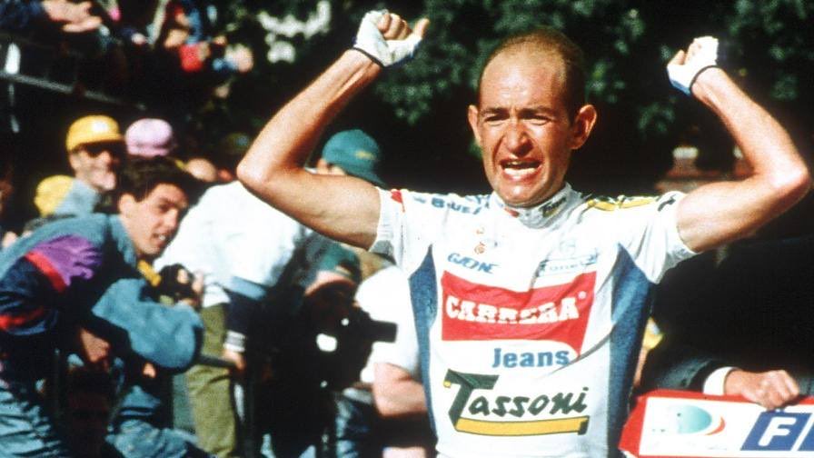 carlo_magnani's tweet photo. #ricordiamodomani 4 giugno 1994 Marco Pantani vince la tappa di Merano del Giro d’Italia, è il suo primo trionfo, che arriva dopo una lunga fuga, alla sua maniera. Nasce il mito del Pantadattilo, il corridore venuto dal passato. https://t.co/p6CiTqOuB0