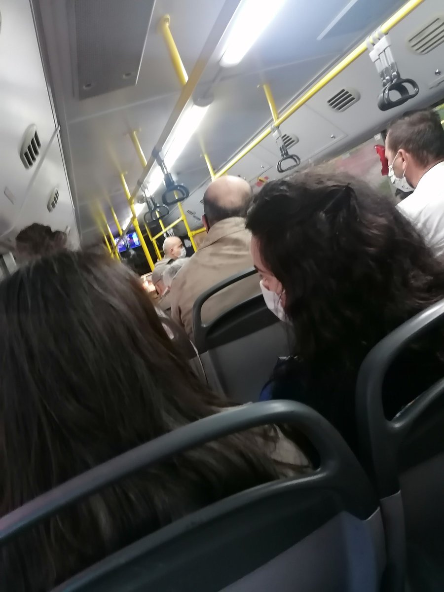kbra1205's tweet photo. Şuan işten çıktım ümitköyden evime gitmek için toplu taşımaya bindim bu mu adalet? Dipdibe 1 saat giderken sorun yok mesafeli düğünde var öyle mi yazık.. #düğünsalonlarıaçılsın #dueğuenlericintarihver https://t.co/wruVkfErJE