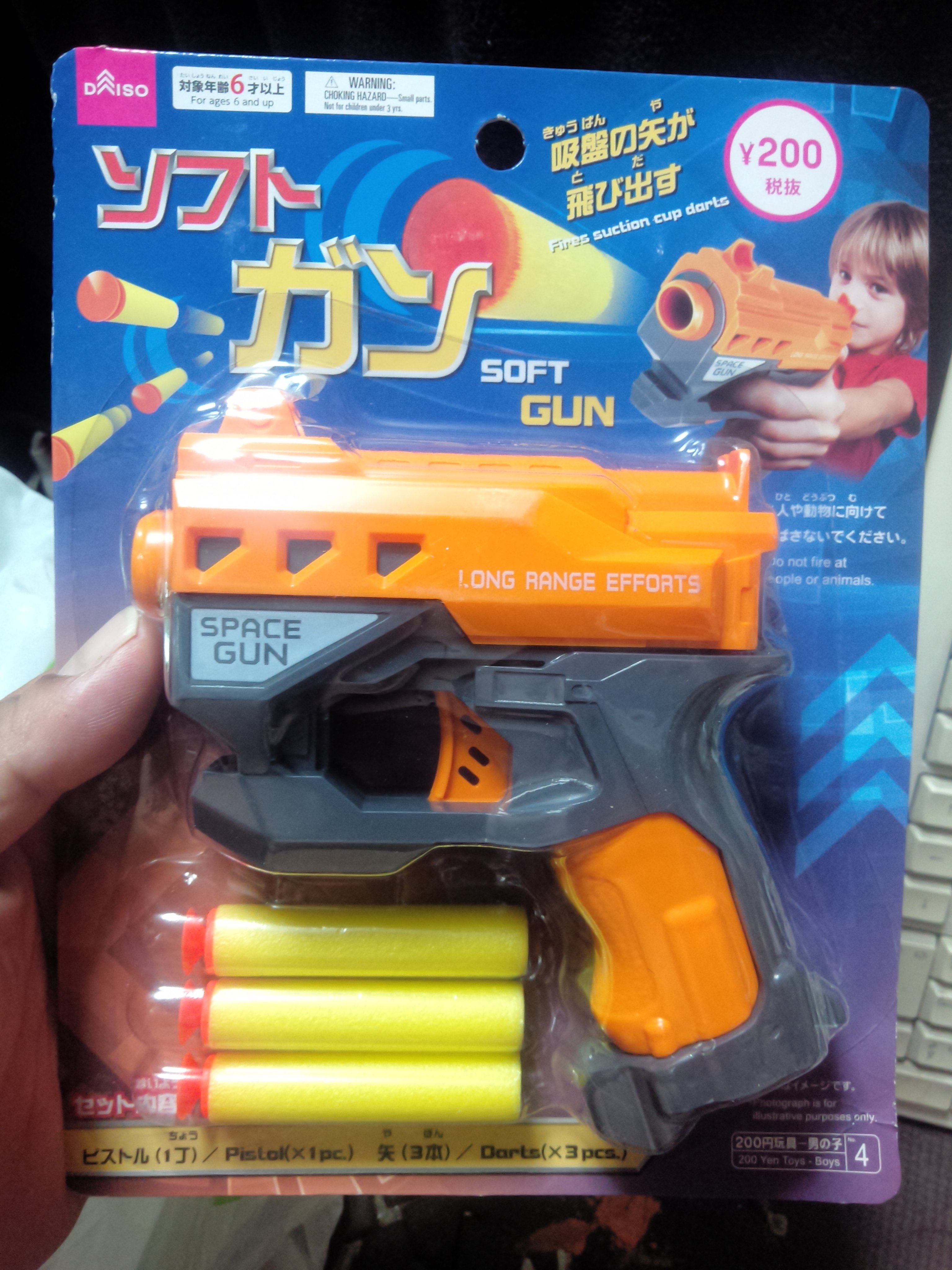 Taku 今日買ってきたダイソーのナーフを弄ってみる この手の100均スポンジ銃は大体ハンマーで弾を叩いて飛ばす作りなんですが これちゃんとナーフ式なんですよ バラしてみたらちゃんとエアコッキング式で圧力弁まで付いてやがる 本家の単発小型