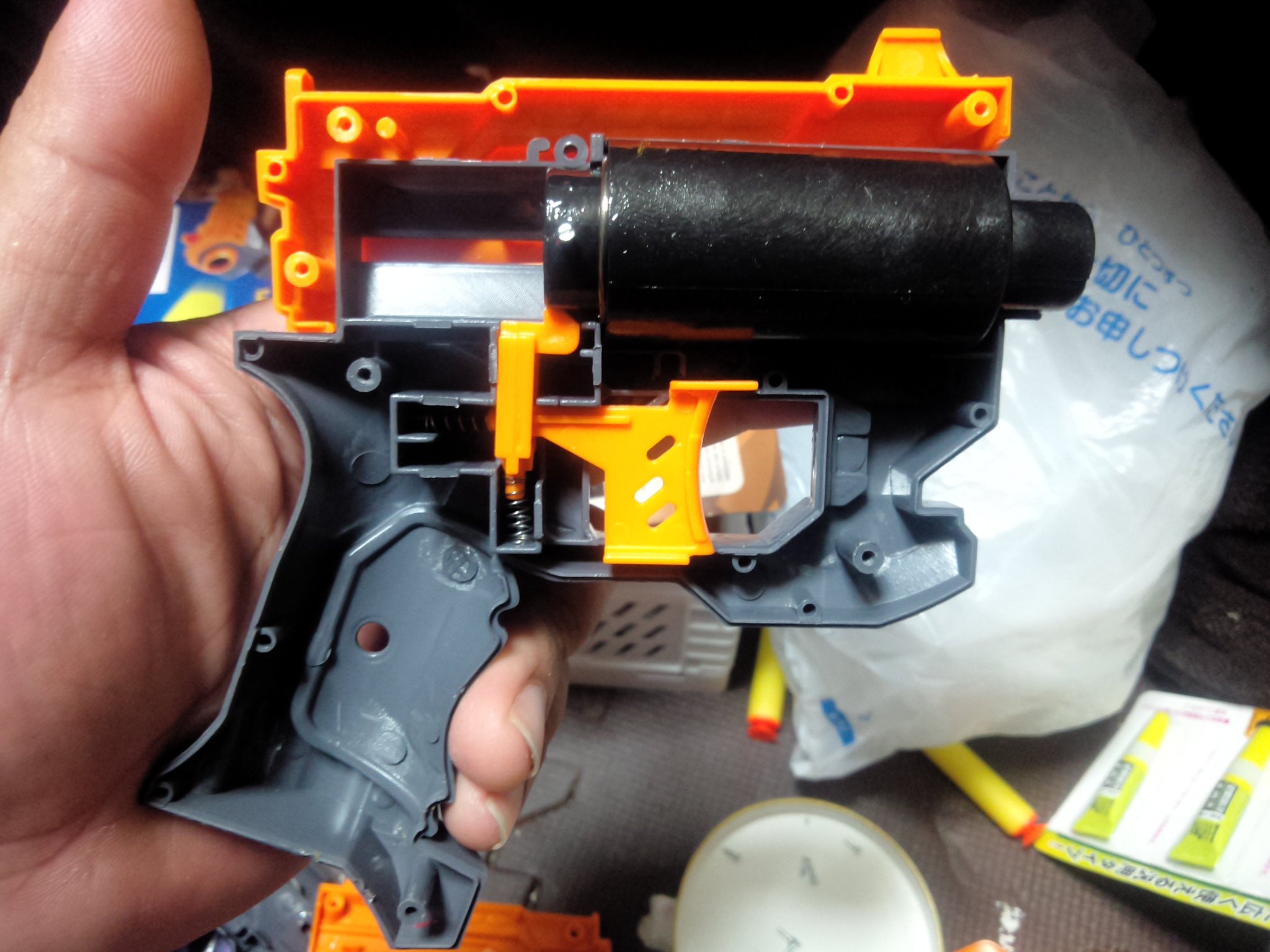 Taku 今日買ってきたダイソーのナーフを弄ってみる この手の100均 スポンジ銃は大体ハンマーで弾を叩いて飛ばす作りなんですが これちゃんとナーフ式なんですよ バラしてみたらちゃんとエアコッキング式で圧力弁まで付いてやがる 本家の単発小型