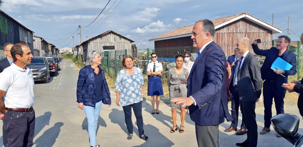 PrefAquitaine33's tweet photo. Le ministre @dguillaume26 est à @GujanMestras pour échanger avec les producteurs de la filière conchylicoles durement touchés par la crise sanitaire et leur apporter son soutien https://t.co/RXULhBNIOb