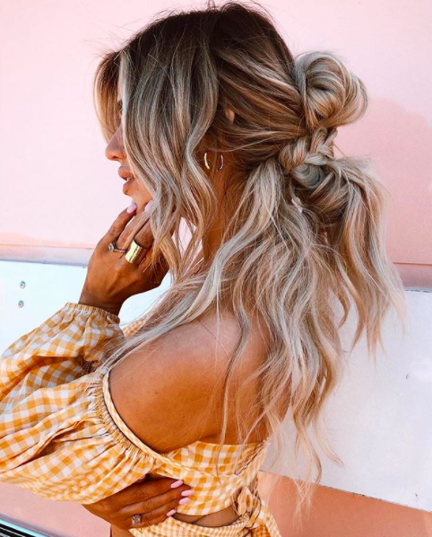 Double bun with a messy braid 😻 #hairinspiration