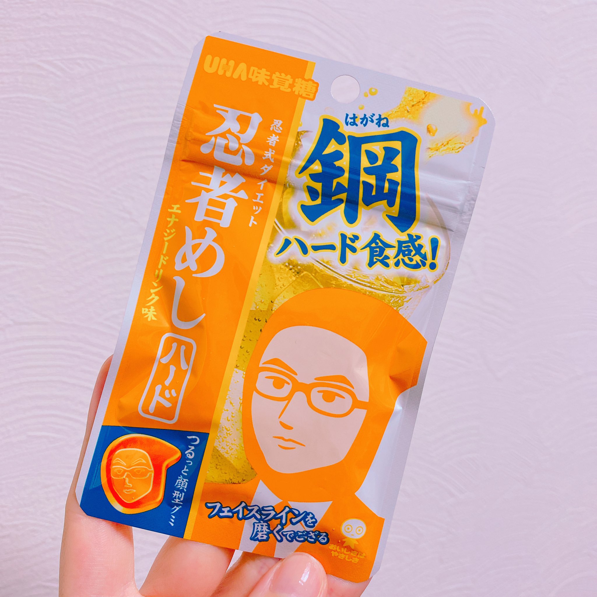 あいうえお 日本グミ協会会長 新作グミ 忍者めし 鋼 ガムのフォルムだった忍者めしが姿を変えてきた ペタグーに次ぐ薄硬グミ よく グミは噛むから小顔効果あり と言われるが 全面にアピールしているタイプは新しい 日本