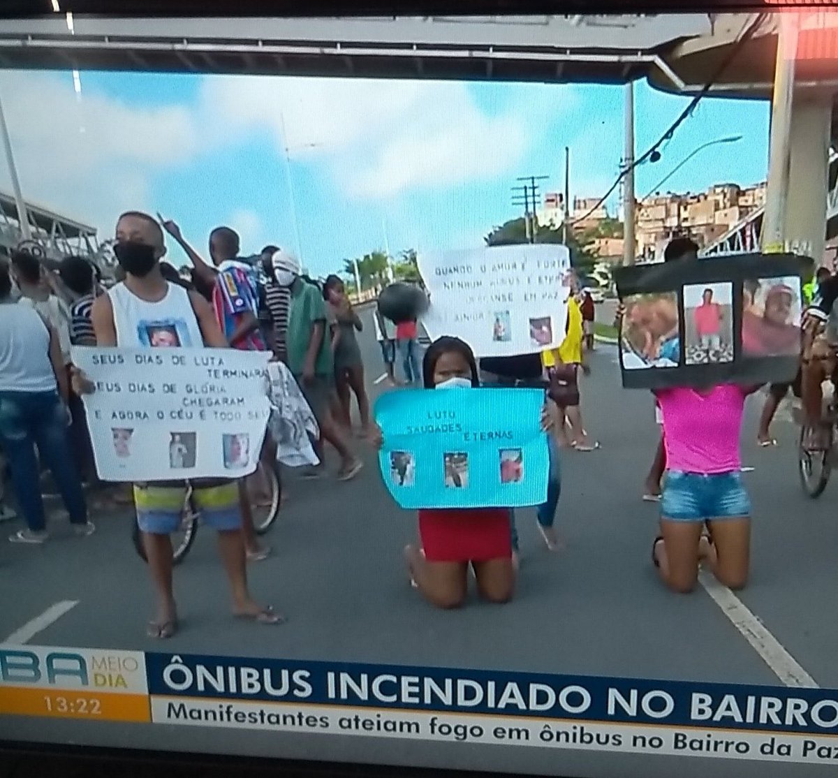 atailon's tweet photo. E a mesma história se repete por aqui:

A Policia militar realizou operação e matou dois jovens negros no Bairro da Paz, em Salvador. Os moradores estão protestando, queimaram um ônibus e interditaram a via. Não aguentamos mais ! https://t.co/662mWNzfhr