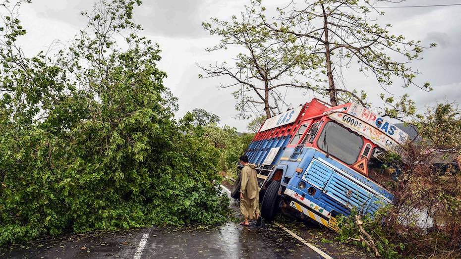 Only a few days after its most expensive cyclone on record, India just got another one, #Nisarga--this time a rare landfall near one of the world's largest cities. wunderground.com/cat6/rare-cycl…