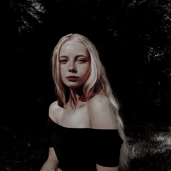 _moodelicate's tweet image. ◜✾◞ ❛ El mar se mide por olas,
el cielo por alas,
nosotros por lágrimas.

El aire descansa en las hojas,
el agua en los ojos,
nosotros en nada.

Parece que sales y soles,
nosotros y nada... ❜