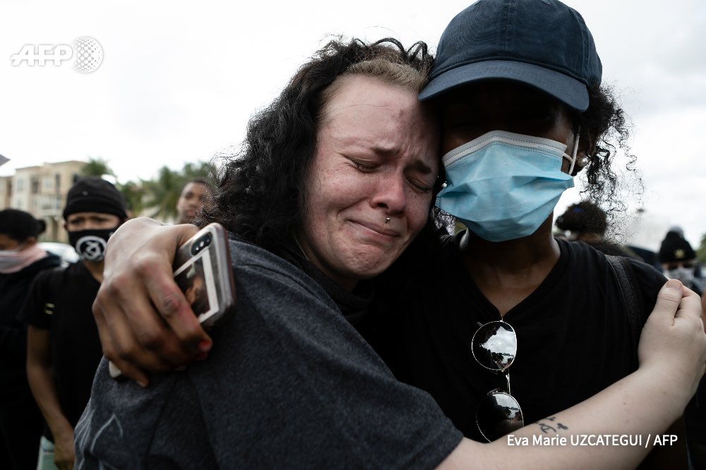 evamarieu's tweet photo. Demonstrators during a protest against police brutality and the recent death of George Floyd in Sunrise, Florida on June 02, 2020.
Eva Marie UZCATEGUI / AFP
#BlackLivesMatter #Miami #Florida #BlackOutTuesday #PoliceBrutality #GeorgeFloyd #WomenPhotographs #WomanInPhotography https://t.co/K84QLCXwrG