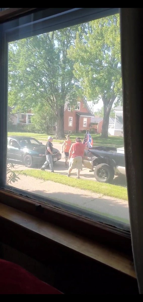 Kassi808's tweet image. So this is what shows up in small town USA when there is a peaceful protest. Absolutely disgusting racists. P.s. I had no problem going out to tell them how disgusting they are and to get away from my house 🤦‍♀️#blacklivesmatter #stopbeingracist