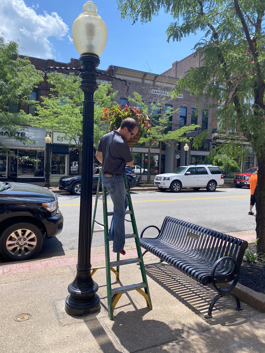 Day 17 of #JeffCityInterim

They put up the hanging flower baskets downtown for the summer and they all look beautiful 💐☀️🌺

#moleg