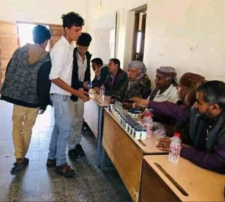 هذا حزب الوزلي الاخونجي الاصلاح فرع تعز يوزع شهادات تكريم للمتفوقين في الاختبارات عباره عن علب وزلي فازلين دهان بالفصيح..
تحت شعار..
اختبر ايمانك من المهد الى اللحد