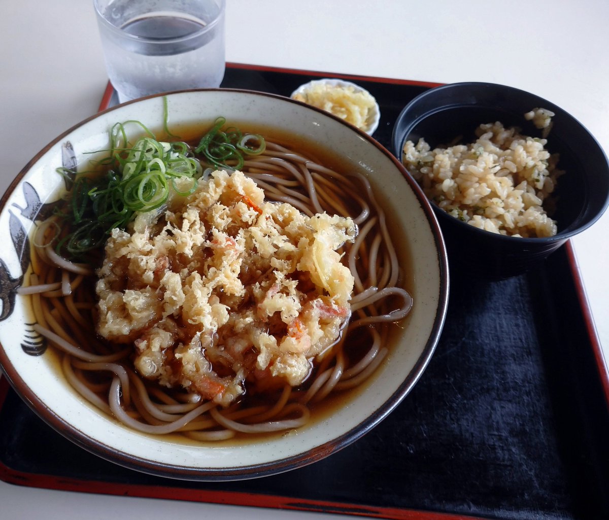 もりころ 静岡県富士宮市 スマル亭富士宮店 モーニング野菜天そば350円 雄大な富士山を背にして建つバイパス沿いのこじんまりしたお店 モーニングに付いてくる優しい味の炊き込みご飯が美味しい 路麺