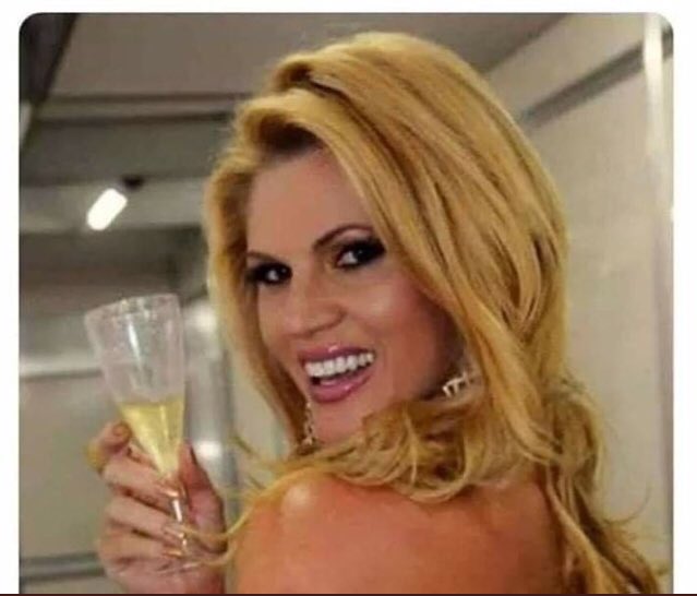 vieiramendees's tweet photo. eu crushando alguem/
mora longe p karai #Memes #memes2020 #querovc https://t.co/Y2RfB4PSnB