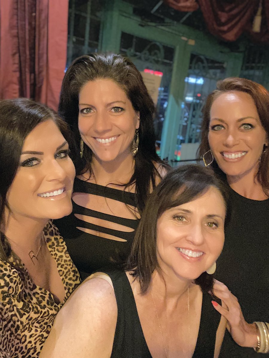 Girls Night Out!  Friends made in the group are priceless.🤩
#singlesocialitesofhouston #singlesocialites #vintagepark #vintageparkhouston #friends #single #houston #eltiempo #singlefriends #singlefriendsclub #girlsnightout💋