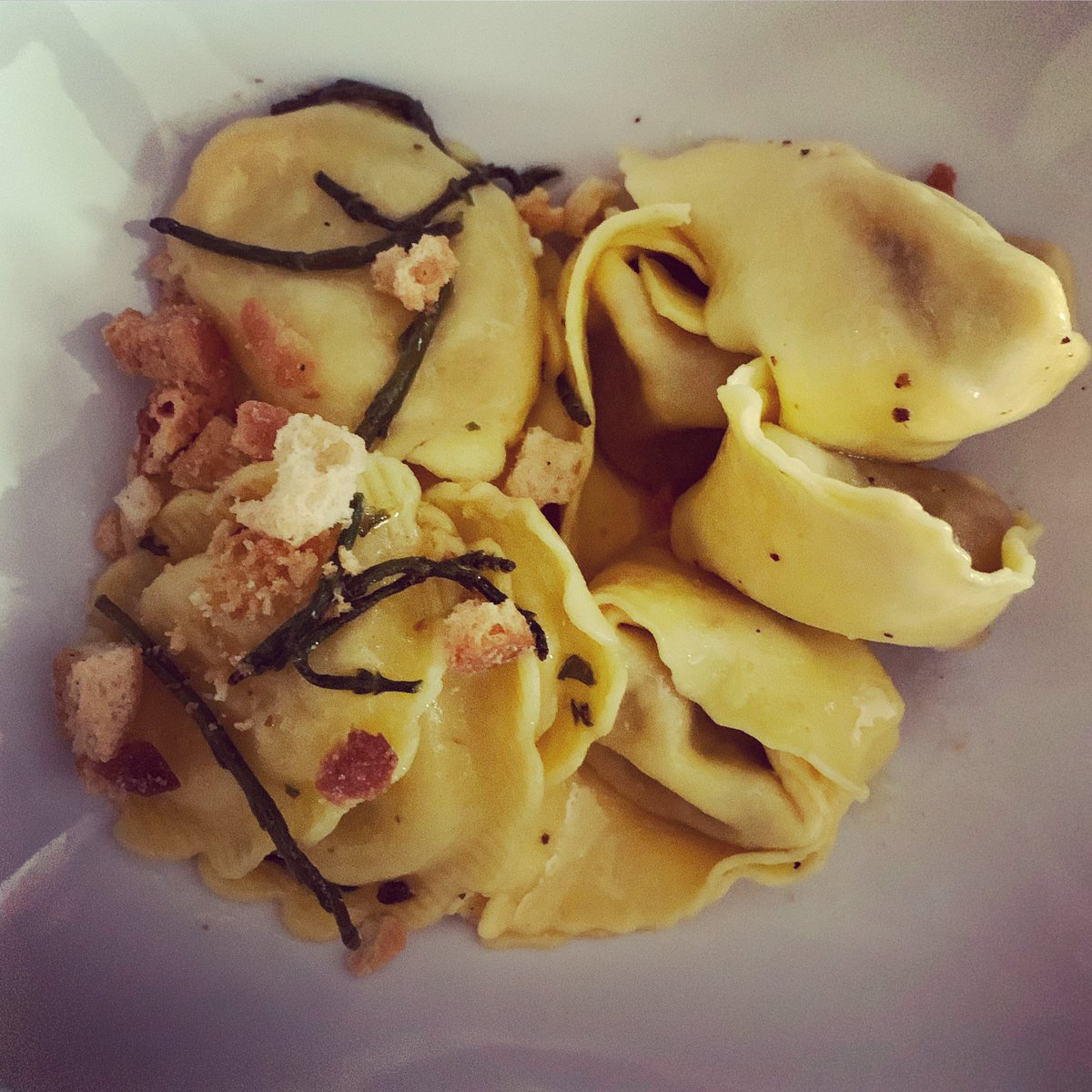 Laurasoprano's tweet photo. Today’s @pastaevangelist delivery was the #tuscan dream!Best dishes yet,so pleased I half and half with @ForsbergPaul so I get to try two amazing dishes.Beef and Truffle Tortelloni with juniper berry butter and Sea Bass Ravioli with parley butter and samphire. #italyathome #pasta https://t.co/a3abCqr1if