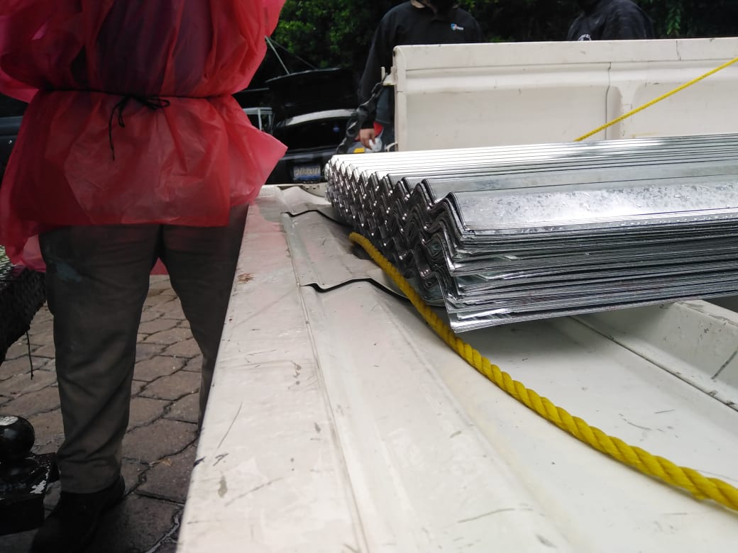 esxvos_'s tweet image. Hoy compramos laminas para reconstruir aproximadamente 60 casas, polines, colchones, herramientas ( piochas, palas y carretillas) entre otras cosas. 
#ESxVOS que seguimos donando🇸🇻💙