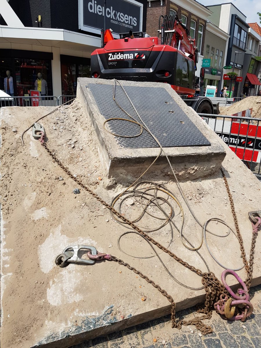#Hoogeveen timmert verder aan de weg….. fase 2, dag 87. 
De werkzaamheden in de Hoofdstraat zijn vandaag hervat. 
Bij de kruising met de Nicolaas Beetsstraat is begonnen met het uitgraven van een ondergrondse put die niet meer gebruikt wordt.