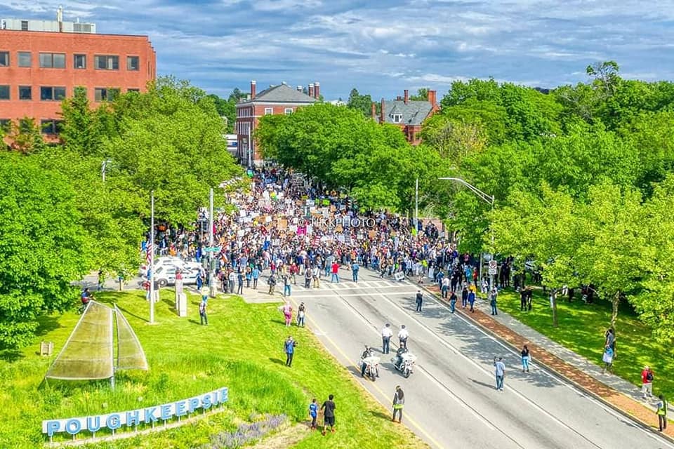 Lovee_Ninaax3's tweet photo. Change will not come if we wait for some other person or some other time. We are the ones we've been waiting for. We are the change we seek. When times get tough, we don't give up. We get up.- Barack Obama
Warms my heart Poughkeepsie
#BlackLivesMatter
#poughkeepsieprotest https://t.co/Sim7tiohwt