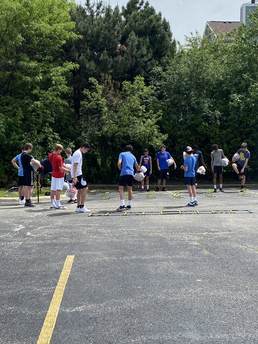 hustlewithkp's tweet photo. Large group today, y’all! These young athletes are dedicated to the game! 🏀 #hustlewithkp #hustlewithkp🏀 #hustlelab #outdoortraining https://t.co/fxp5P53kIQ