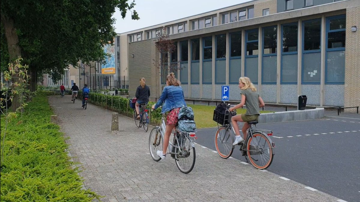 VIDEO De middelbare scholen zijn weer open.  De leerlingen van het Carolus Clusius College kregen een extra gezonde start met een appel.

Kijk mee → bit.ly/3eSLCVj