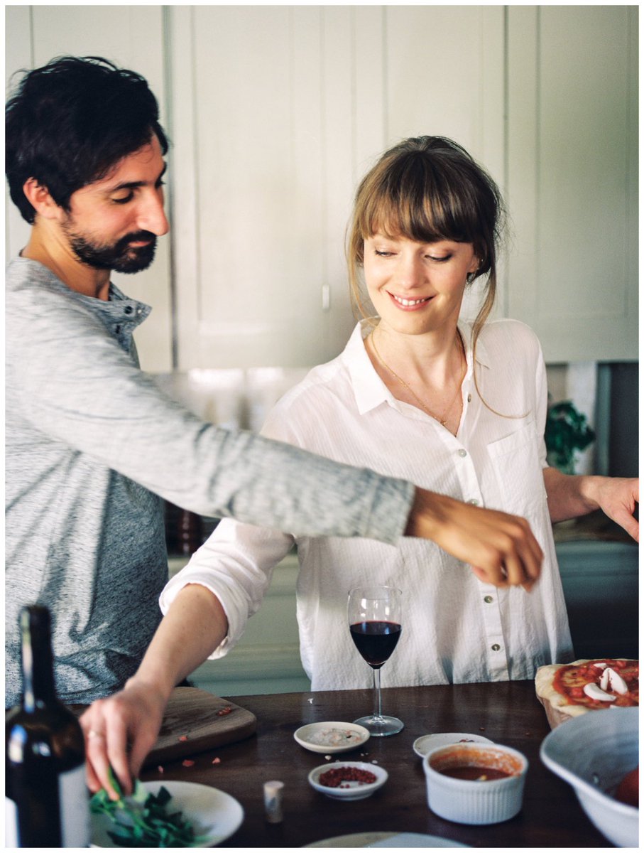 CAJADEVERDADES's tweet photo. Qué bonito es pensar en una relación sin roles de género. Los 2 hacemos dinero, cocinamos, limpiamos, pagamos, somos románticos, trabajamos en equipos, nos mimamos y compartimos. Entender que dos seres individuales se juntan y comparten sin perder su esencia es el mejor regalo! https://t.co/zlGF7IDnoA
