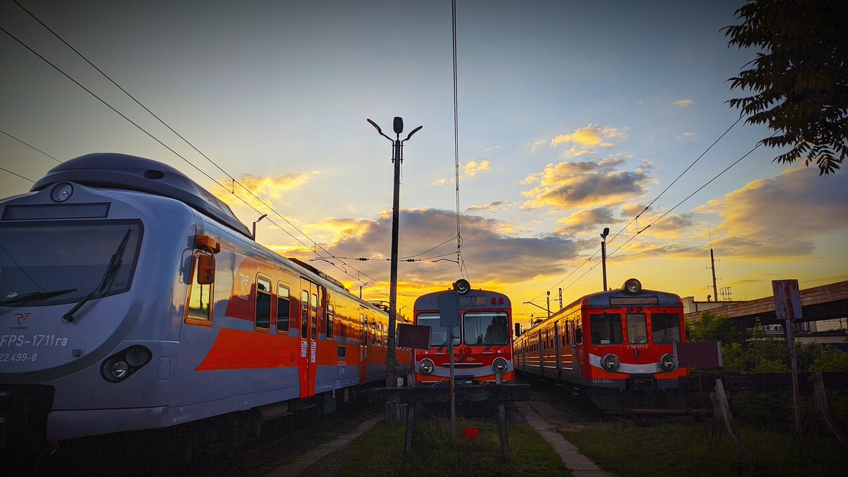 nevetine's tweet photo. Dzisiejszy #sunset nad... #Trypolis.em https://t.co/ZrKmojUWhw