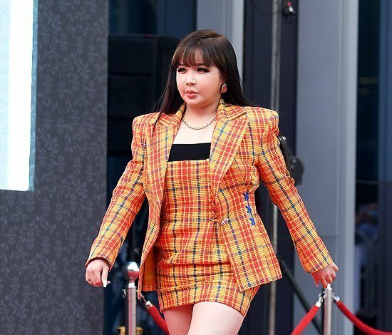 allkpop's tweet photo. Netizens express concern after seeing Park Bom at the '56th Grand Bell Awards' https://t.co/0umgoRlYhX https://t.co/TipdyAodGB