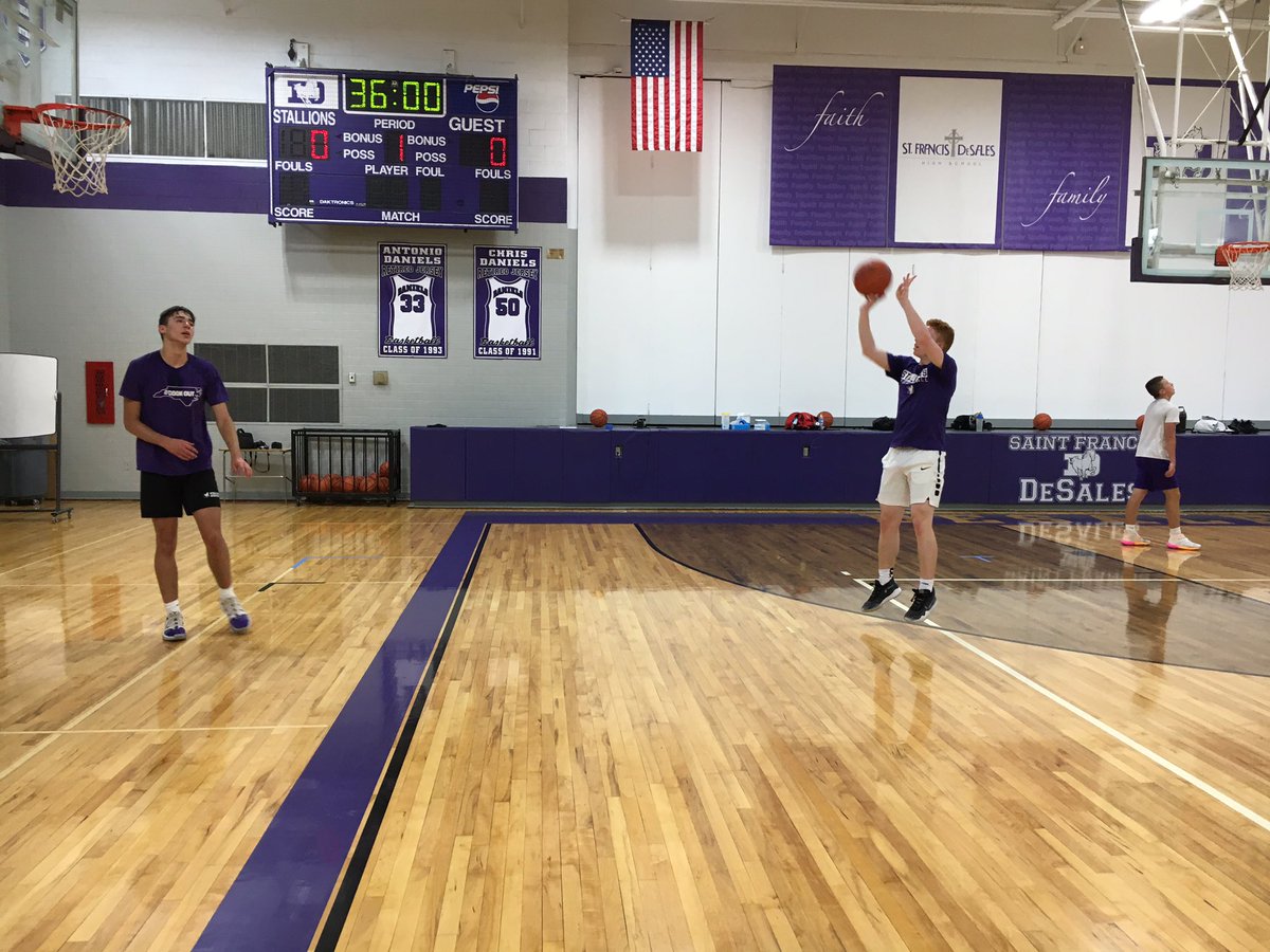 SFDBball's tweet photo. We are so blessed to be TOGETHER again in the gym. Great to see everyone! #JYD #Family #ThreeTwenty https://t.co/2KI6SpC77N