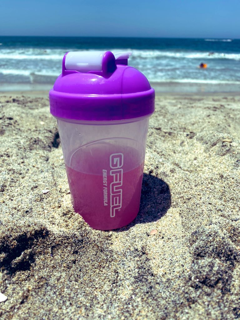 calikristenxoxo's tweet image. Hey guys how’s your day? I’m drinking Pink Lemonade @GFuelEnergy hanging out with Faith at the beach 🏝 don’t forget to use my code calikristenxo 🌴🏄🏼‍♀️