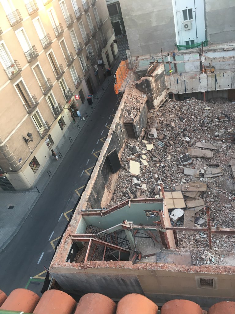 madridcyp's tweet photo. Hoy hemos vuelto a pasar por el #RealCinema y seguimos fijándonos en detalles que acreditan su antigüedad como estos restos de ladrillo con mortero, que hemos recogido como testimonio y guardamos como prueba.
#DerriboILEGAL #SOSPatrimonio
@CiudadanaMartaR
@PatrimonioCM https://t.co/PV8xuyhMdr