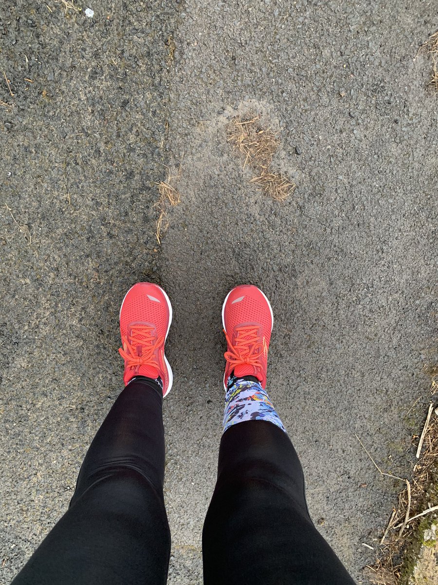 SusieAlexMee's tweet photo. @RunningBearShop Starting my Virtual runs during lockdown in my new Brooks and my Running Bear Heaton Collection leggings. So comfy. Love them. 🐾❤️ https://t.co/4fs4PXV4rO