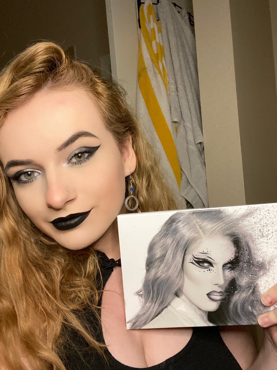 loutinabae's tweet photo. @JeffreeStar I saved up every last penny to get this and it was so worth it 🥺 finally came today I love it #crematedpalette #jeffreestarcosmetics https://t.co/APtgI3cQ3O