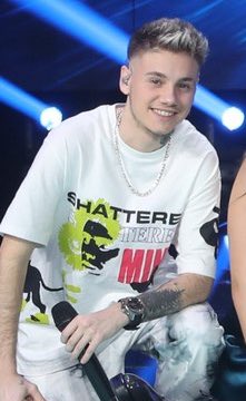 aricabellooss's tweet image. qué peinado le han hecho a Hugo? pregunto #OTGala12