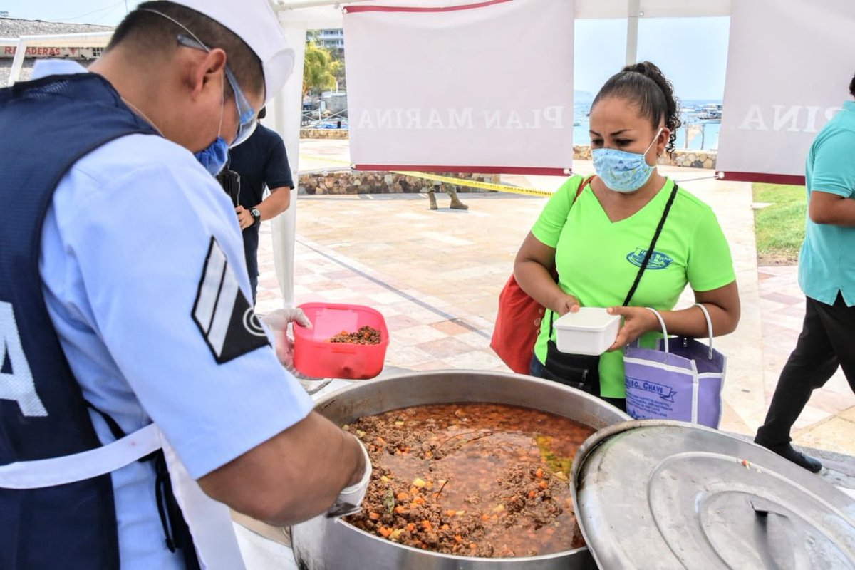 HectorAstudillo's tweet photo. Instalamos el Comedor Comunitario de Caleta, en Acapulco. Con el apoyo operativo de elementos de @SEMAR_mx, este comedor otorgará alimentos a personas en situación vulnerable debido a la pandemia. Hoy entregamos 800 raciones. Si lo necesitas, acércate. https://t.co/1x5hsbPMya