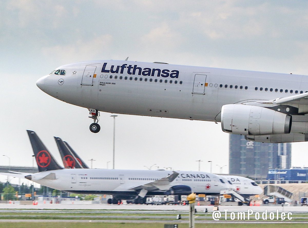 TomPodolec's tweet photo. PHOTOS Lufthansa has resumed service to Toronto with #LH470 arriving short time ago. They are using an Airbus A330-300 rather than a Boeing 747-400 that previously serviced this route. They are planned to operate to Toronto three days weekly. D-AIKD https://t.co/8CflCKrDOk