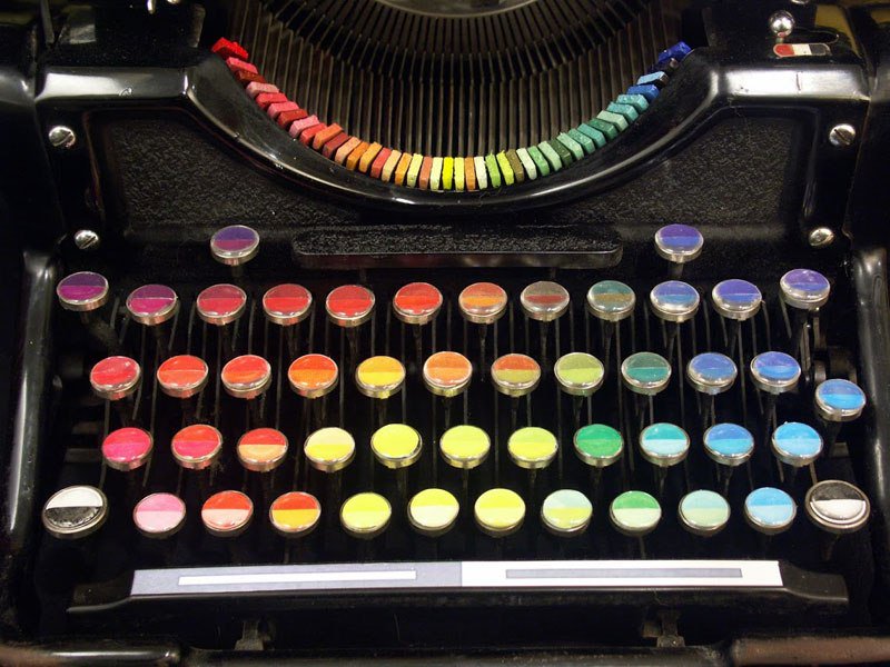 BelenBermejo's tweet photo. Esto me ha gustado mucho. El artista Tyree Callahan transformó una vieja máquina de escribir Underwood de 1937 en una máquina cromática. Reemplazó los tipos por tinta de colores. https://t.co/oAKndMxTJo